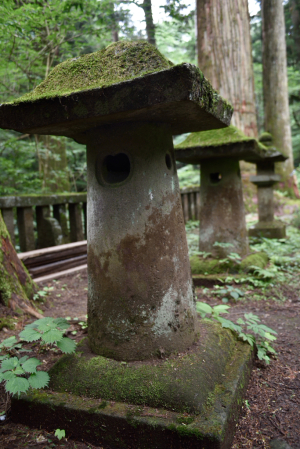 瀧尾神社・拝殿周辺の灯籠