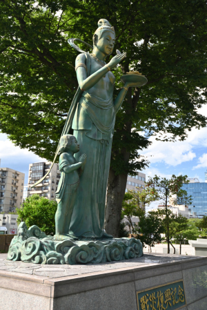 富山城・戦災復興記念像
