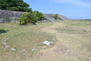 勝連城・三の郭・すり鉢状遺構