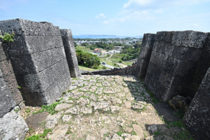 勝連城・三の郭城門