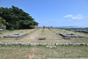 勝連城・舎殿跡